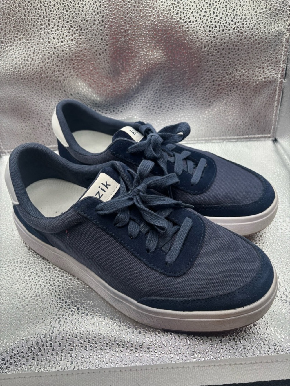Kizik Prague Dusk Blue Canvas Sneakers Unisex M 6/ W 7.5 Slip On Hands Free Shoe